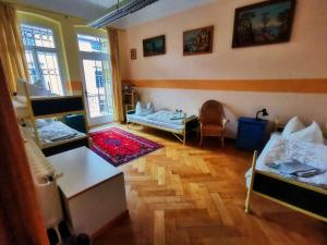 Un pat sau paturi într-o cameră la Hummel Hostel - Historische Stadtvilla mit Garten