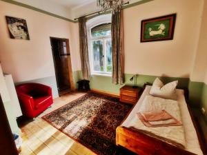 Un pat sau paturi într-o cameră la Hummel Hostel - Historische Stadtvilla mit Garten