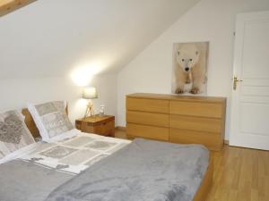 Posteľ alebo postele v izbe v ubytovaní Apartment Le Domaine de Crespin by Interhome
