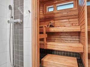 Ett badrum på Holiday Home Lumi b 10 by Interhome