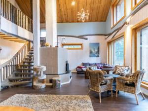 un salon avec un escalier et un canapé dans l'établissement Holiday Home Pyhän kivi by Interhome, à Pyhätunturi