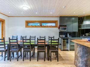 une cuisine et une salle à manger avec une table et des chaises dans l'établissement Holiday Home Pyhän kivi by Interhome, à Pyhätunturi