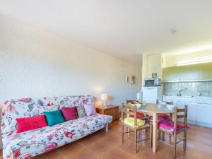 Kuchyňa alebo kuchynka v ubytovaní Apartment Porto di Mar-16 by Interhome