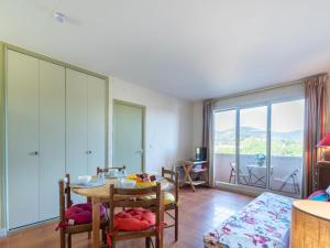 Posedenie v ubytovaní Apartment Porto di Mar-16 by Interhome