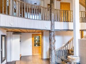 - un escalier dans une maison revêtue de parquet dans l'établissement Holiday Home Pyhän kivi by Interhome, à Pyhätunturi 23 autres photos