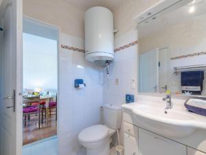 Kúpeľňa v ubytovaní Apartment Porto di Mar-16 by Interhome
