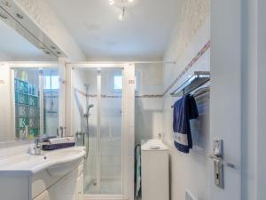 Kúpeľňa v ubytovaní Apartment Porto di Mar-16 by Interhome