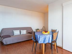 ein Wohnzimmer mit einem Tisch und einem Sofa in der Unterkunft Apartment Le Palazzo del Mar-12 by Interhome in Cavalaire-sur-Mer