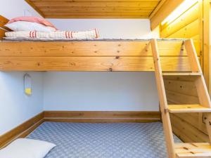 Μία ή περισσότερες κουκέτες σε δωμάτιο στο Holiday Home Lapintatti a by Interhome