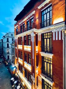 una vista aérea de un edificio en una calle de la ciudad en RUZ Hotels, en Estambul