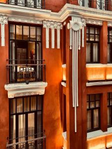 un edificio arancione con balcone e tavolo di RUZ Hotels a Istanbul