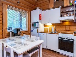 Kuchyň nebo kuchyňský kout v ubytování Holiday Home Pyhäpaikka 2 by Interhome