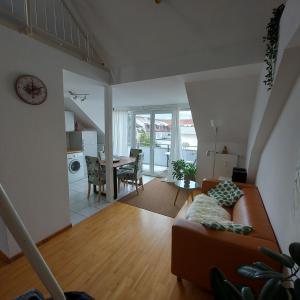 een woonkamer met een bank en een tafel bij Ruhiges & zentrales Loft in Lörrach in Lörrach