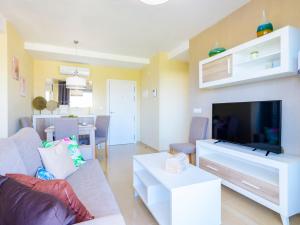 TV a/nebo společenská místnost v ubytování Apartment Ciudad Jardin-1 by Interhome + 21 fotografií
