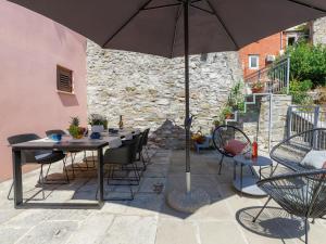 einen Tisch und Stühle mit Sonnenschirm auf einer Terrasse in der Unterkunft Holiday Home Casa Negri by Interhome in Labin
