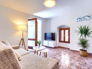 ein Wohnzimmer mit einem Sofa und einem TV in der Unterkunft Holiday Home Casa Negri by Interhome in Labin