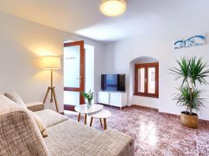 Televízia a/alebo spoločenská miestnosť v ubytovaní Holiday Home Negri by Interhome