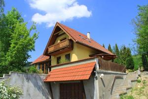 dom z pomarańczowym dachem na górze w obiekcie Apartmány Břestek w mieście Břestek