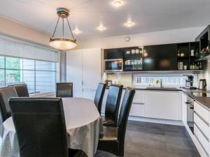 Kuchyň nebo kuchyňský kout v ubytování Holiday Home Villa heksa by Interhome