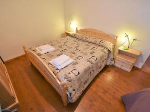 una camera da letto con un letto e due asciugamani di Apartment Albergo Diffuso - Cjasa de Pagnocca-3 by Interhome a Barcis