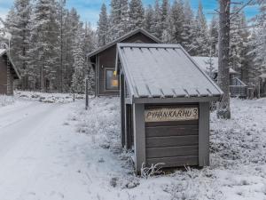 um pequeno edifício na neve ao lado de uma estrada em Holiday Home Pyhänkarhu 3 by Interhome em Pyhätunturi
