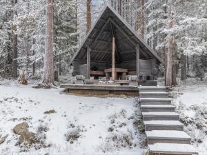 una cabaña en el bosque en la nieve en Holiday Home Pyhänkarhu 3 by Interhome, en Pyhätunturi