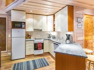 Kuchyň nebo kuchyňský kout v ubytování Holiday Home Pyhänkarhu 1 by Interhome