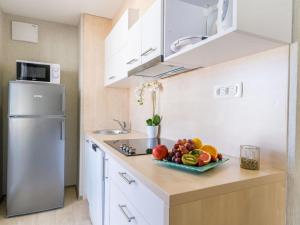 kuchnia z miską owoców na ladzie w obiekcie Holiday Home Premium Family by Interhome w mieście Šilo