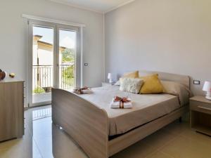 Schlafzimmer mit einem Bett, einem Fenster und einem Tisch in der Unterkunft Apartment Hyele Accomodation Experience-4 by Interhome in Marina di Casalvelino