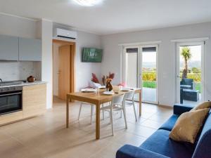eine Küche und ein Wohnzimmer mit einem Tisch und Stühlen in der Unterkunft Apartment Hyele Accomodation Experience-4 by Interhome in Marina di Casalvelino