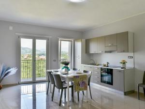 eine Küche und ein Esszimmer mit einem Tisch und Stühlen in der Unterkunft Apartment Hyele Accomodation Experience-4 by Interhome in Marina di Casalvelino