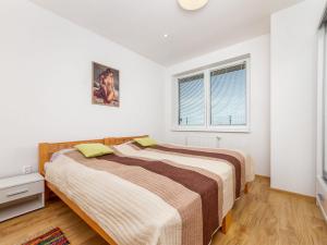 2 Betten in einem Schlafzimmer mit weißen Wänden und einem Fenster in der Unterkunft Holiday Home Emily by Interhome in Csisztapuszta