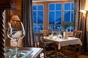 jadalnia ze stołem i dużym oknem w obiekcie Hotel Hohenfels w mieście Tannheim