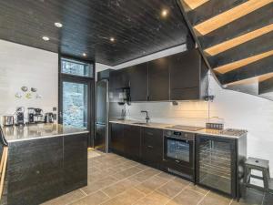 une cuisine avec un évier et une cuisinière four supérieur dans l'établissement Holiday Home Villa arcus b includes 2 lift 2024-2025 by Interhome, à Pyhätunturi 18 autres photos