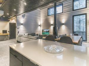 un salon avec une table et un canapé dans l'établissement Holiday Home Villa arcus b includes 2 lift 2024-2025 by Interhome, à Pyhätunturi
