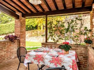 Reštaurácia alebo iné gastronomické zariadenie v ubytovaní Holiday Home Casa Graziani-8 by Interhome