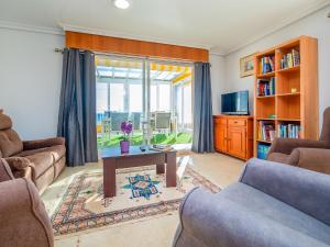 Televízia a/alebo spoločenská miestnosť v ubytovaní Apartment Casita Blanca by Interhome