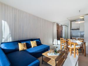 salon z niebieską kanapą i stołem w obiekcie Studio Les Pistes - Lavachet-4 by Interhome w mieście Tignes