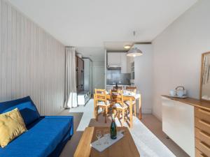 - un salon avec un canapé bleu et une table dans l'établissement Studio Les Pistes - Lavachet-4 by Interhome, à Tignes