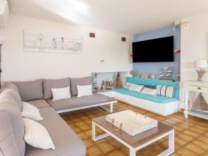 - un salon avec un canapé et une télévision dans l'établissement Holiday Home Village des Fourches by Interhome, à Bormes-les-Mimosas