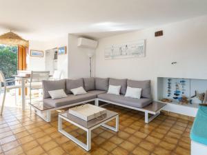 - un salon avec un canapé et une table dans l'établissement Holiday Home Village des Fourches by Interhome, à Bormes-les-Mimosas