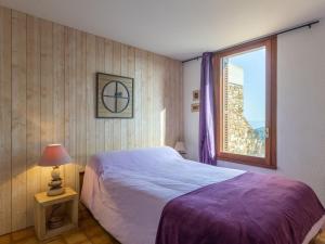 - une chambre avec un grand lit et une fenêtre dans l'établissement Holiday Home Village des Fourches by Interhome, à Bormes-les-Mimosas