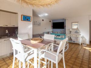 - une cuisine et une salle à manger avec une table et des chaises dans l'établissement Holiday Home Village des Fourches by Interhome, à Bormes-les-Mimosas