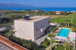 uma vista aérea de uma casa com piscina em Villa Ciuridda em Alcamo Marina