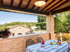 una mesa en un patio con vistas a una casa en Holiday Home Casa Graziani-7 by Interhome, en Ravigliano