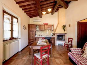 cocina con mesa y sillas en una habitación en Holiday Home Casa Graziani-7 by Interhome, en Ravigliano