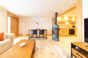 een woonkamer met een bank en een tafel bij Cozzy appart dans chalet vue Mont-Blanc 2 chambres in Megève
