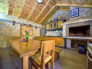 comedor con mesa y chimenea en Holiday Home Lugema by Interhome en Labin