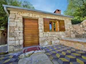 Casa de piedra con puerta de madera en garaje en Holiday Home Lugema by Interhome en Labin