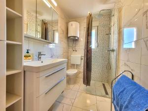 Ένα μπάνιο στο Holiday Home Lugema by Interhome +20 φωτογραφίες